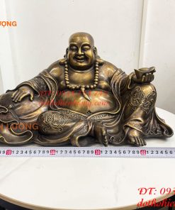 Tượng Di Lặc Dựa Bị Cầm Thỏi Vàng Bằng Đồng