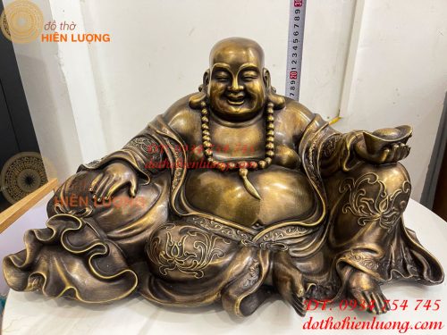 Tượng Di Lặc Dựa Bị Cầm Thỏi Vàng Bằng Đồng