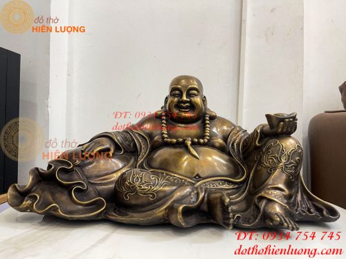 Tượng Di Lặc Dựa Bị Cầm Thỏi Vàng Bằng Đồng