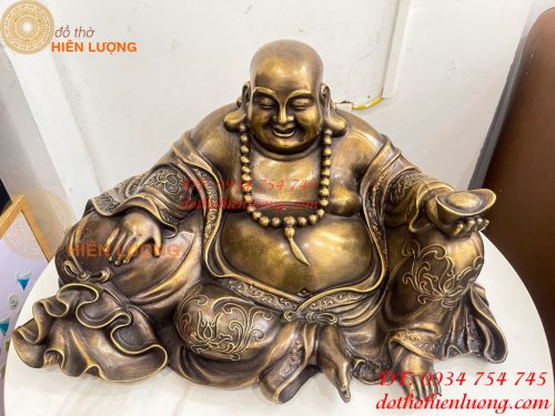 Tượng Di Lặc Dựa Bị Cầm Thỏi Vàng Bằng Đồng
