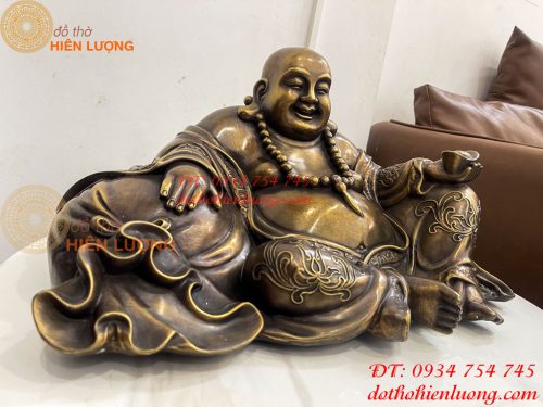 Tượng Di Lặc Dựa Bị Cầm Thỏi Vàng Bằng Đồng