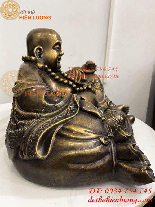 Tượng Di Lặc Dựa Bị Cầm Thỏi Vàng Bằng Đồng
