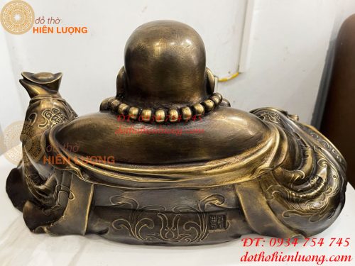 Tượng Di Lặc Dựa Bị Cầm Thỏi Vàng Bằng Đồng