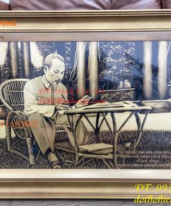 Tranh Bác Hồ Ngồi Viết Báo Bằng Đồng Liền Tấm