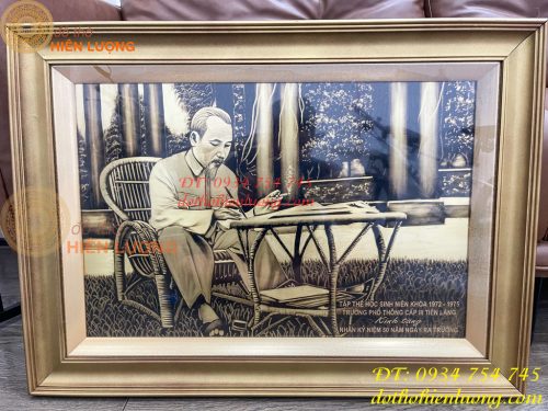 Tranh Bác Hồ Ngồi Viết Báo Bằng Đồng Liền Tấm