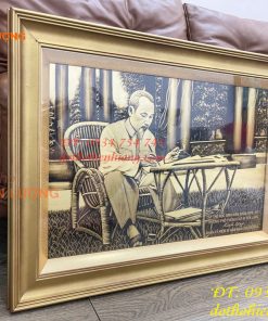 Tranh Bác Hồ Ngồi Viết Báo Bằng Đồng Liền Tấm