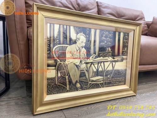Tranh Bác Hồ Ngồi Viết Báo Bằng Đồng Liền Tấm