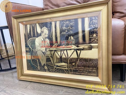 Tranh Bác Hồ Ngồi Viết Báo Bằng Đồng Liền Tấm