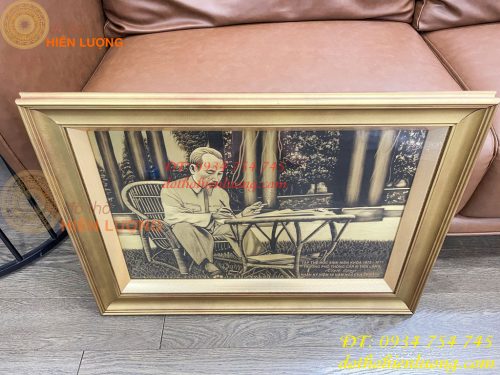 Tranh Bác Hồ Ngồi Viết Báo Bằng Đồng Liền Tấm