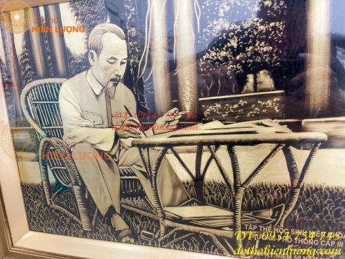 Tranh Bác Hồ Ngồi Viết Báo Bằng Đồng Liền Tấm