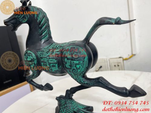 Tượng Ngựa Phi Bằng Đồng Màu Xanh Phong Thủy