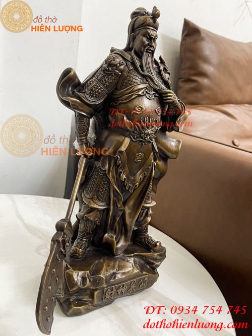 Tượng Quan Công Mặc Áo Rồng Đứng Trấn Ải Bằng Đồng Cao 35cm
