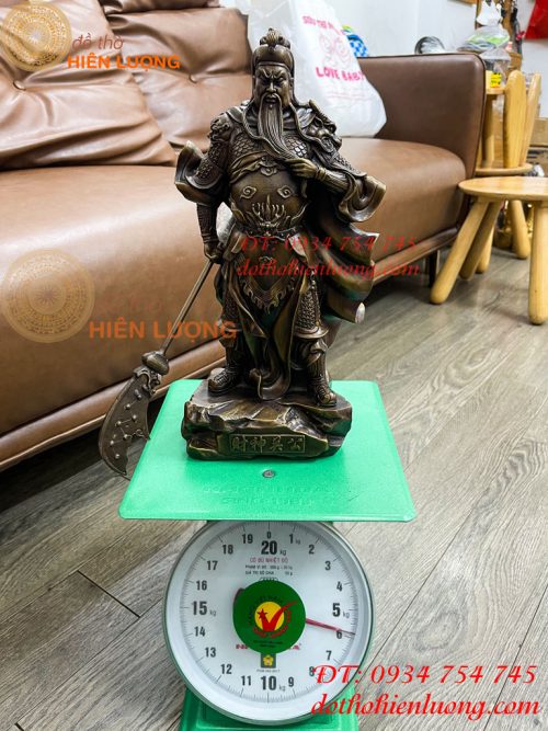 Tượng Quan Công Mặc Áo Rồng Đứng Trấn Ải Bằng Đồng Cao 35cm