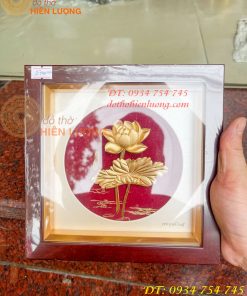 Tranh Hoa Sen Để Bàn Mạ Vàng 24K KT 20x20cm