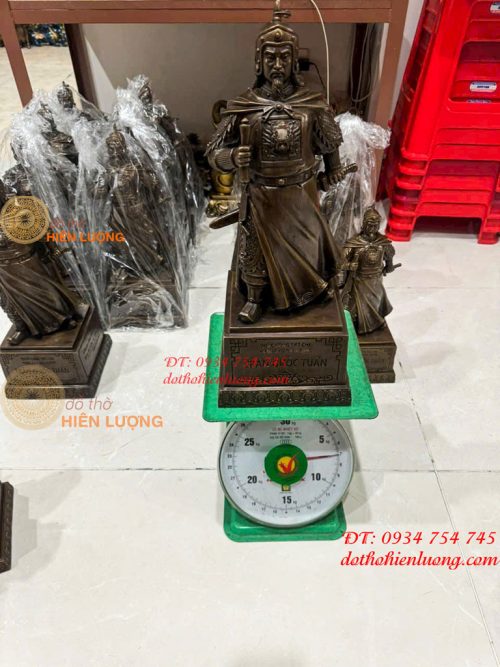 Tượng Trần Quốc Tuấn Đội Mũ Giáp Bằng Đồng Hun